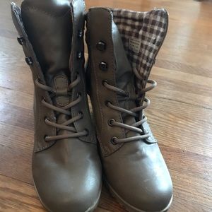 Wedged combat boots. Insulated.